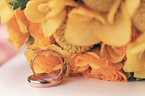 Anillos de boda con flores de rosa — Foto de Stock