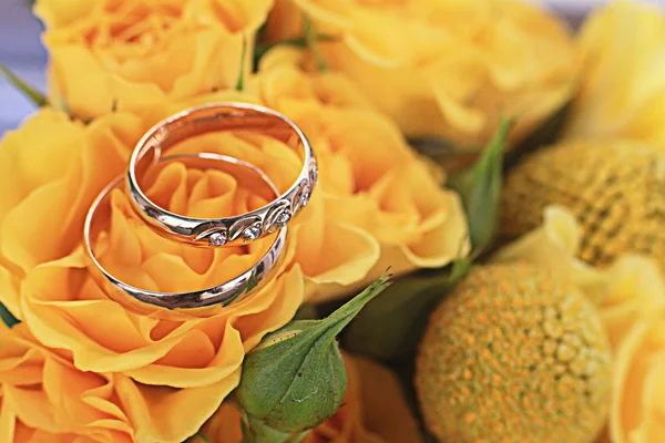 Anillos de boda con flores de rosa —  Fotos de Stock