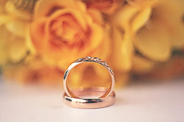 Wedding rings with rose flowers — Stock Photo, Image