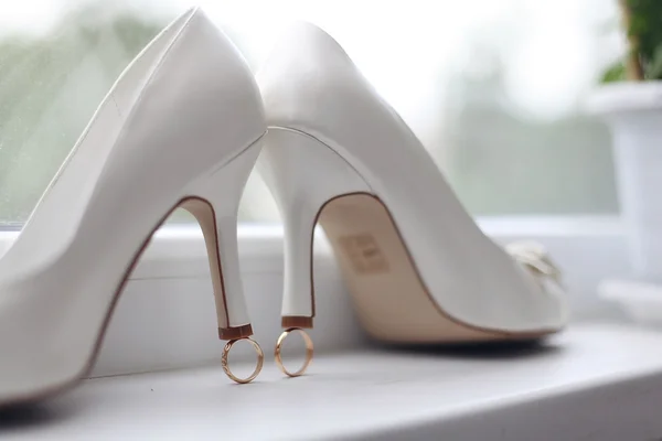 Zapatos de boda blancos con anillos — Foto de Stock