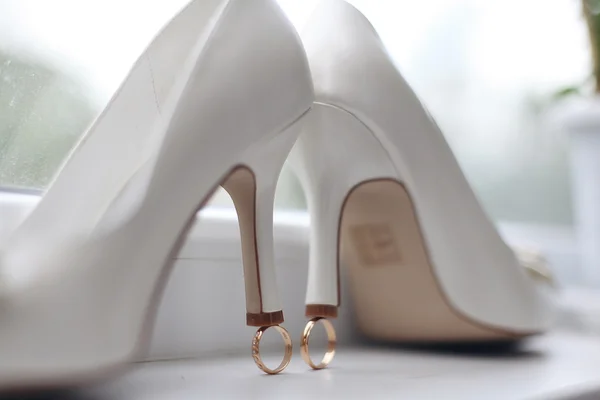 Zapatos de boda blancos con anillos — Foto de Stock