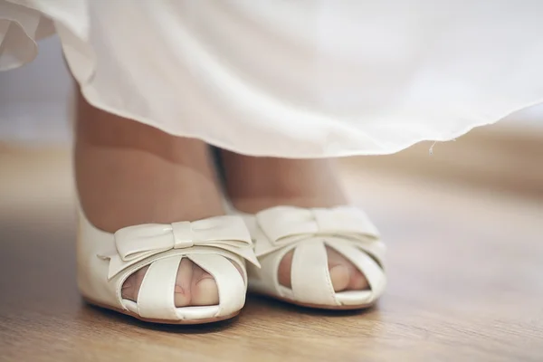 Beyaz düğün ayakkabıları — Stok fotoğraf