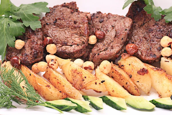 Carne a la parrilla con verduras —  Fotos de Stock