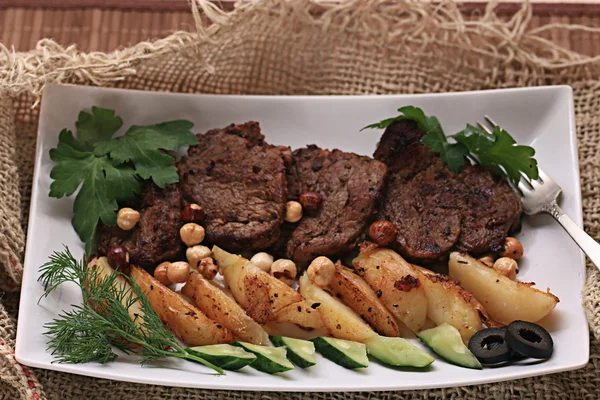 Carne a la parrilla con verduras —  Fotos de Stock