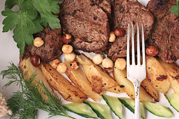Carne grelhada com legumes — Fotografia de Stock