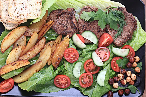 Carne a la parrilla con verduras —  Fotos de Stock