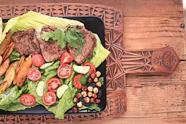 Mięso z grilla z warzywami — Zdjęcie stockowe