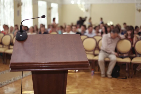 Tribune en sala de discursos — Foto de Stock