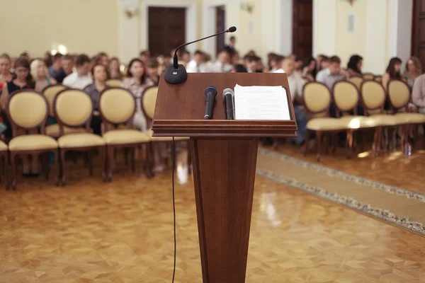 Tribuno na sala de discursos — Fotografia de Stock