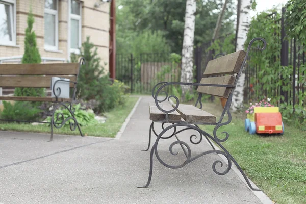 Bench in yard — Stock Photo, Image