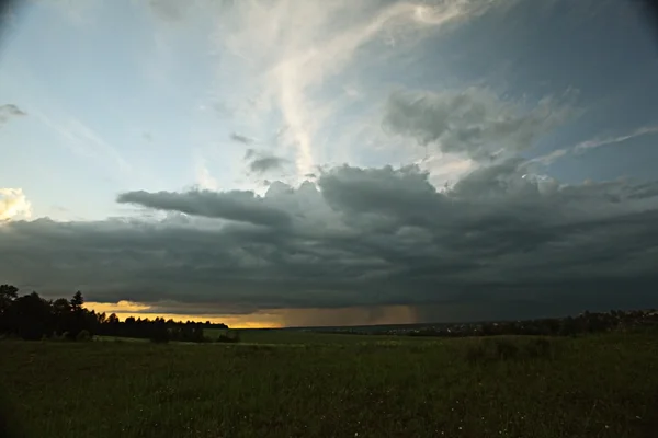 Cloudy sky above the field — Stock Photo, Image