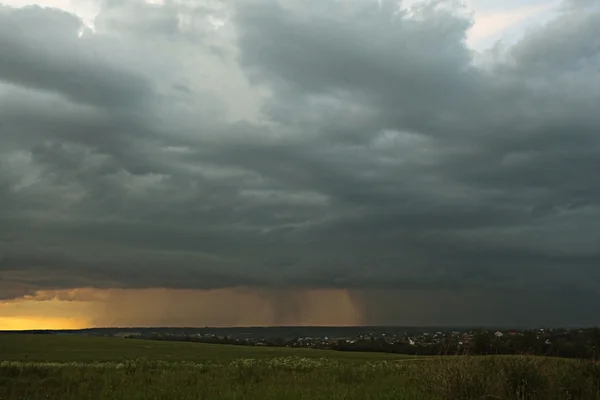 Zamračená obloha nad polem — Stock fotografie