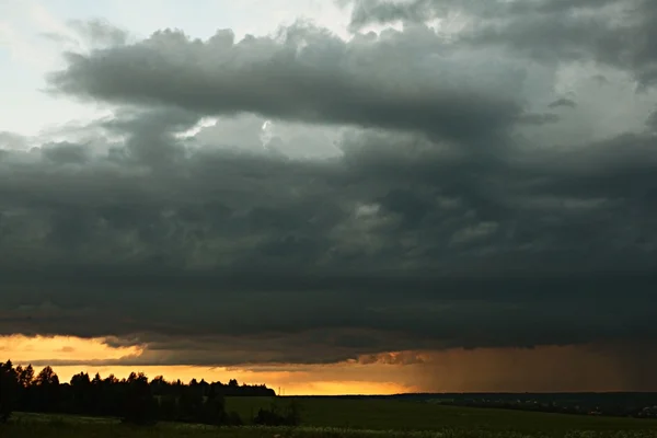 A mező feletti felhős ég — Stock Fotó