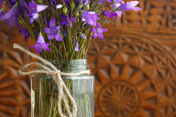 Букет з фіолетових квітів — стокове фото