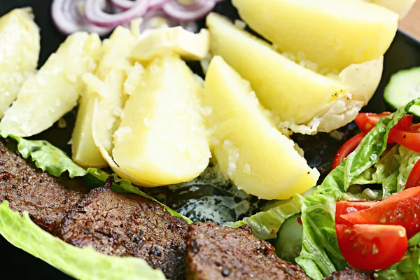 Carne a la parrilla con verduras —  Fotos de Stock