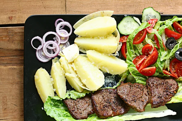 Carne a la parrilla con verduras — Foto de Stock