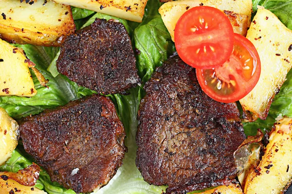 Carne a la parrilla con verduras —  Fotos de Stock