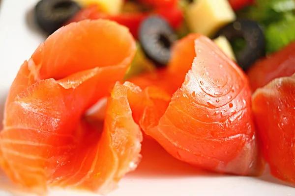 Kırmızı balık sebze salatası ile — Stok fotoğraf