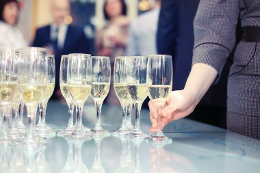 Şampanya ile gözlük