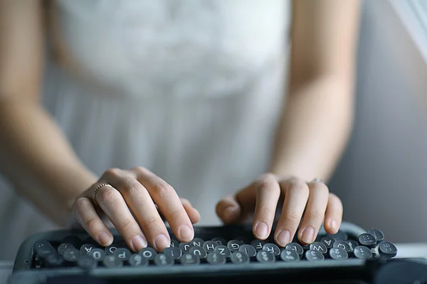 Hands typing on old typing machine — Stock Photo, Image