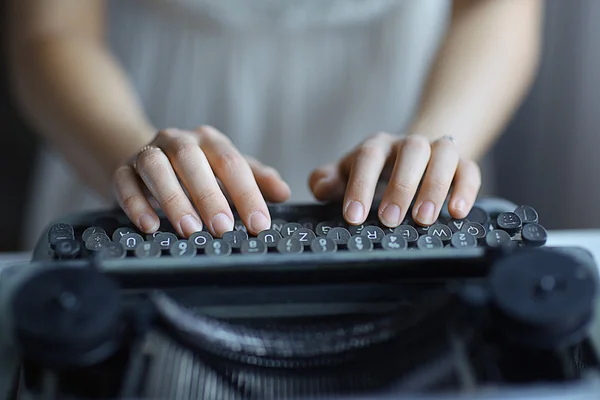 Dactylographier les mains sur une vieille machine à écrire — Photo