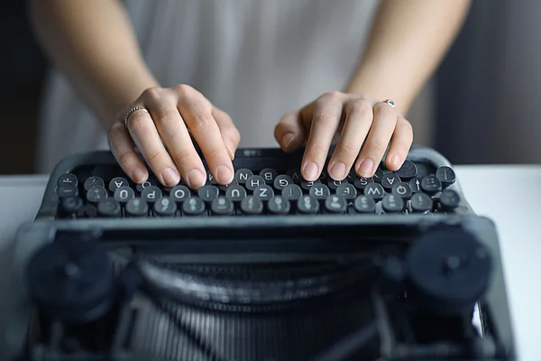 Dactylographier les mains sur une vieille machine à écrire — Photo