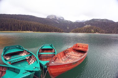 Demirleme üzerinde ahşap tekneler