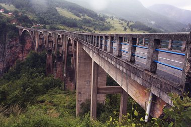 Dağlarda köprü