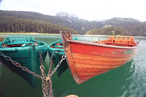 Дерев'яні човни на причалі — стокове фото