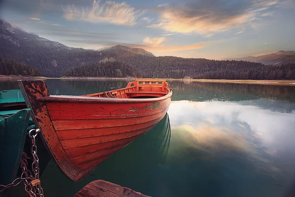 Дерев'яні човни на причалі — стокове фото