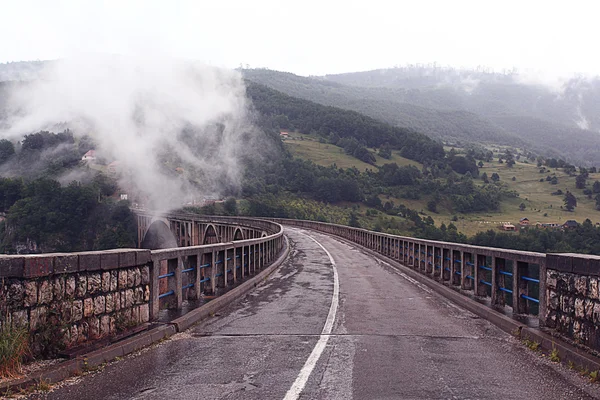 Ponte nas montanhas — Fotografia de Stock