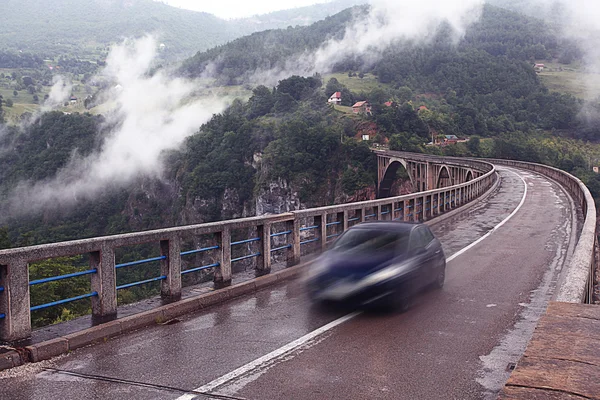 Auto op een brug in de bergen — Stockfoto