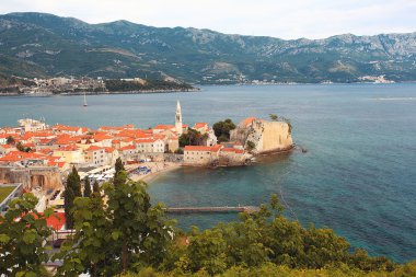 Budva Adriyatik Denizi kıyısında