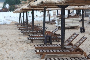 Şemsiye ve şezlong sahilde