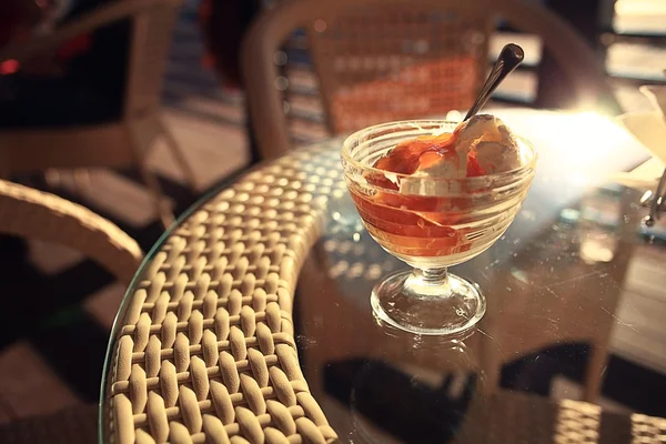 Helado en la mesa — Foto de Stock