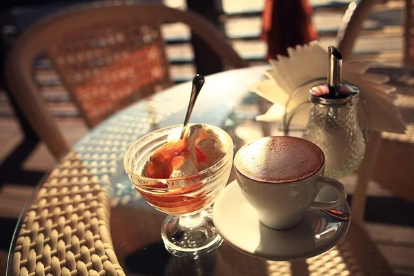 Coffee and ice cream in cafe — Stock Photo, Image