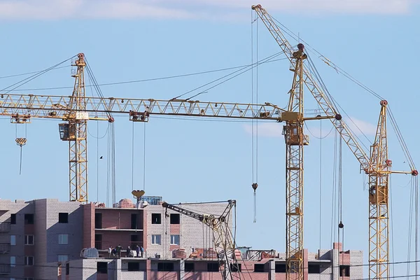 Kräne bauen ein Haus — Stockfoto