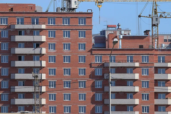 Kranen bouwen van een huis — Stockfoto