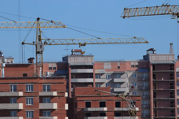 Kräne bauen ein Haus — Stockfoto