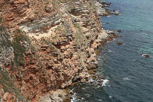 Pedras de penhasco na costa — Fotografia de Stock