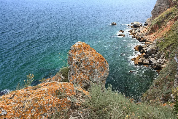 Deniz kıyısında kayalar — Stok fotoğraf