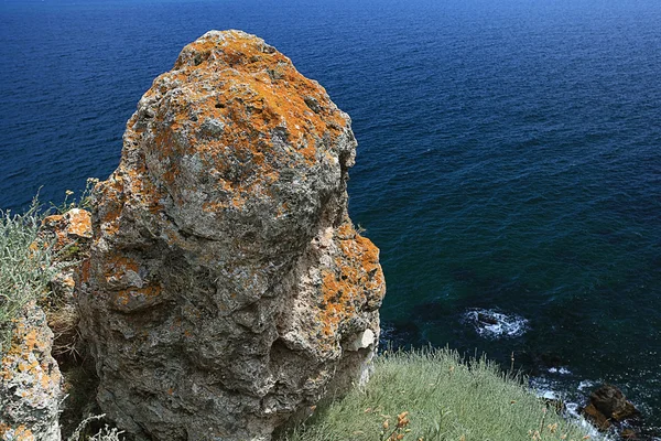 Falaise rochers sur la côte — Photo