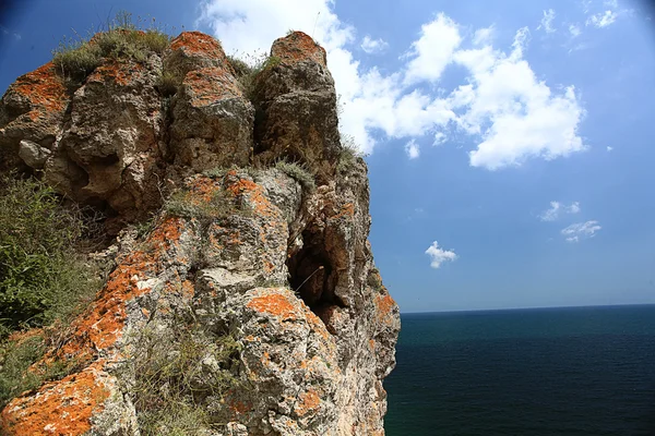 Pedregulhos na costa marítima — Fotografia de Stock