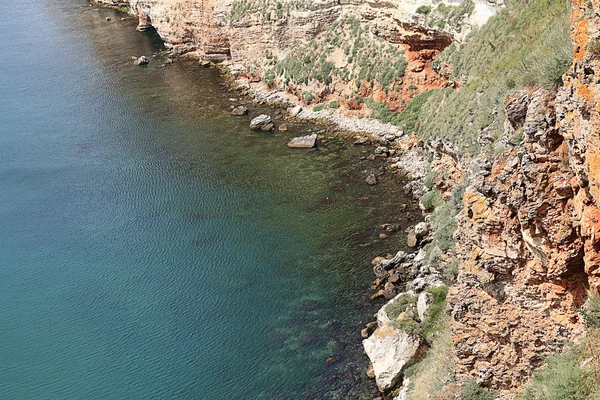 Falaise rochers sur la côte — Photo