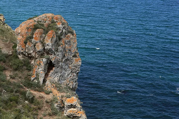 Pedras de penhasco na costa — Fotografia de Stock