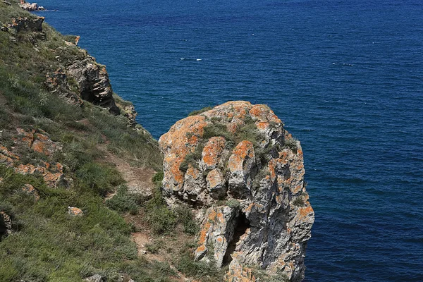 Pedras de penhasco na costa — Fotografia de Stock