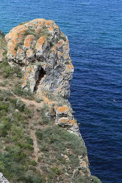 Pedras de penhasco na costa — Fotografia de Stock