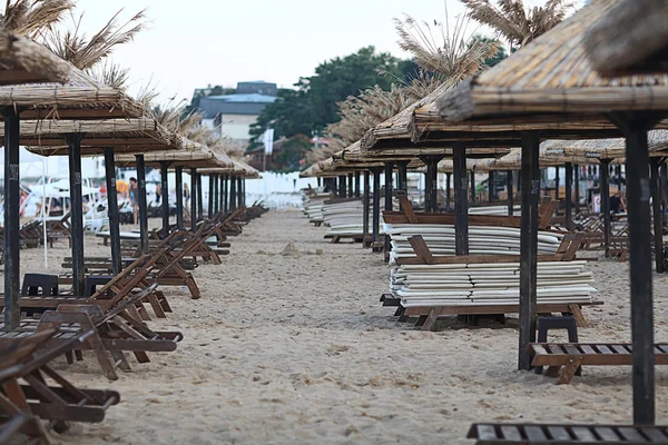 Parasols en ligbedden op het strand — Stockfoto