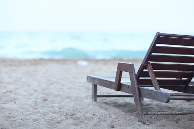 Kumlu sahilde şezlong