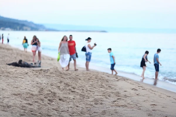 Plaja de mare cu oameni — Fotografie, imagine de stoc